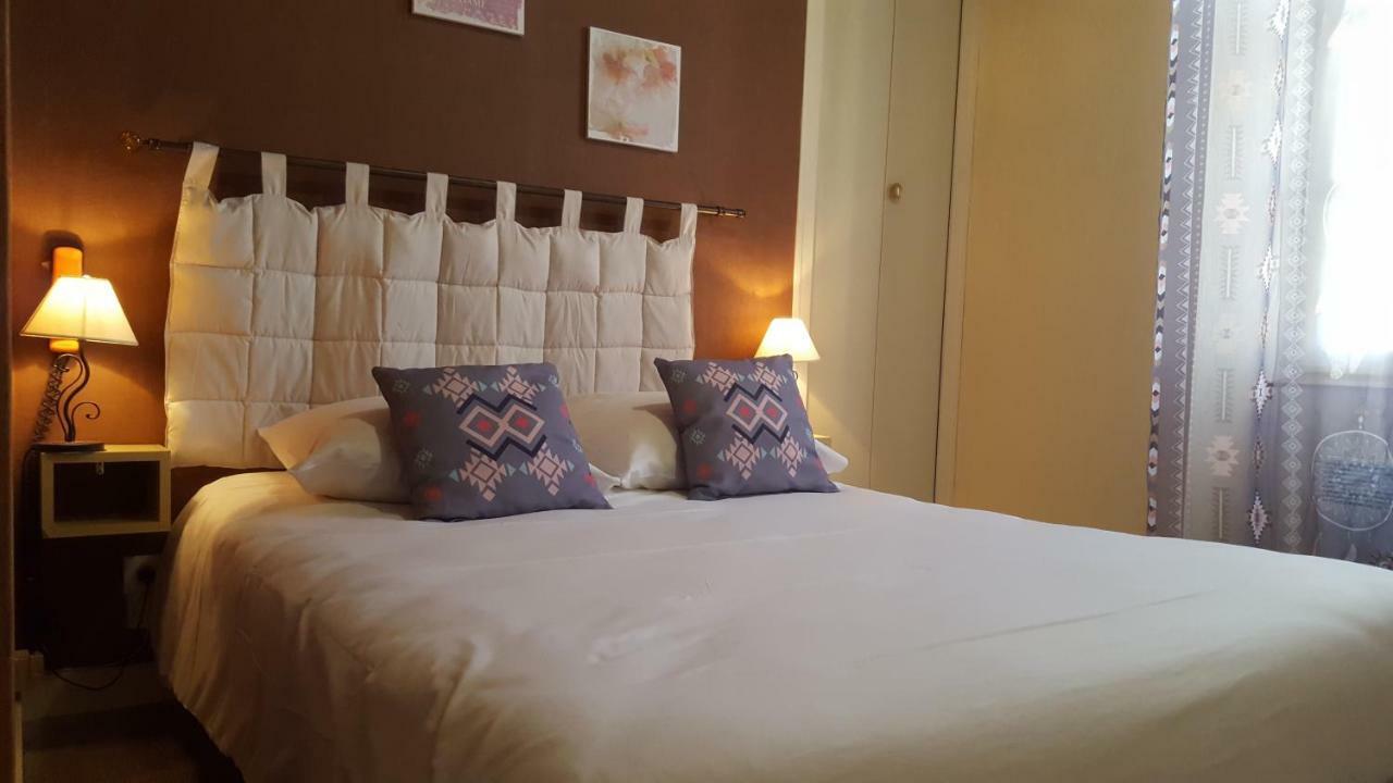 Le Relais De La Caleche Hotel Saint-Denis-d'Anjou ภายนอก รูปภาพ